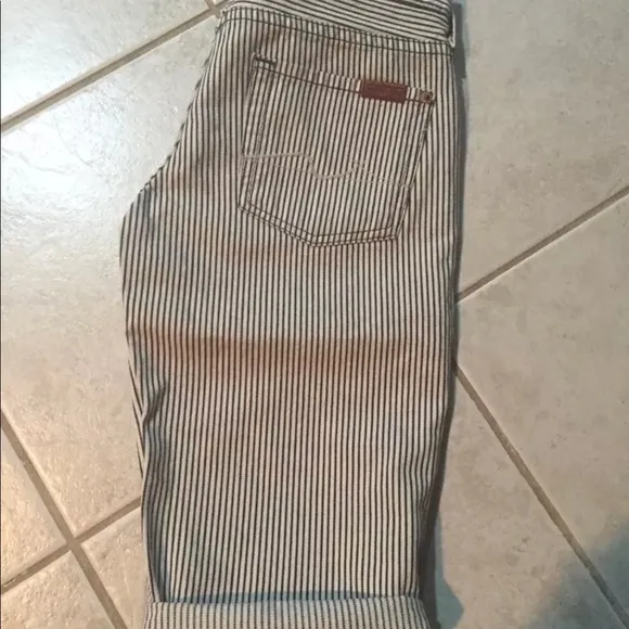 7 For All Mankind Straight cut. Size 25