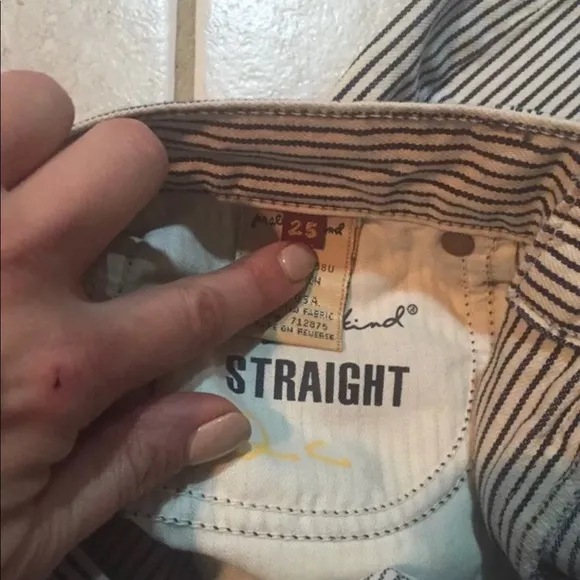 7 For All Mankind Straight cut. Size 25