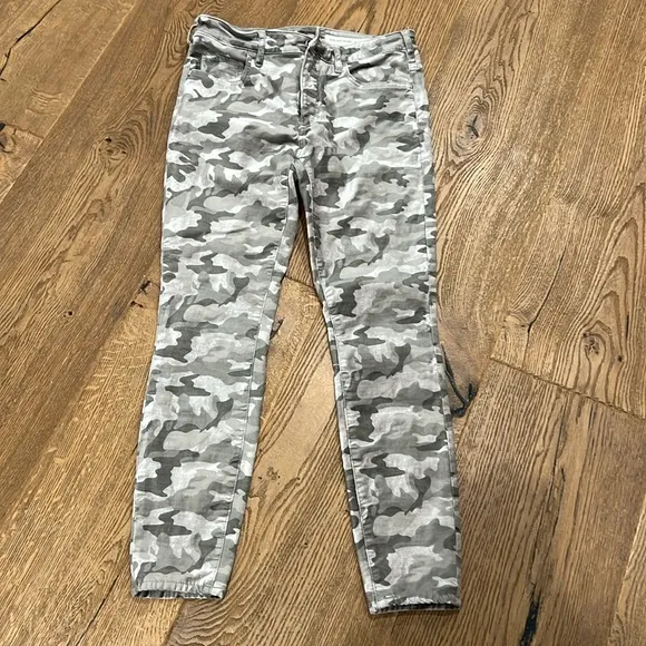 Anthropologie Pilcro and the‎ letterpress size 29 skinny velvet camouflage jeans
