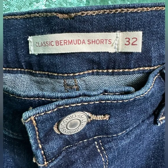 Classic Bermuda Shorts / LeviStrauss &amp; Co women short Blue Jean size 32