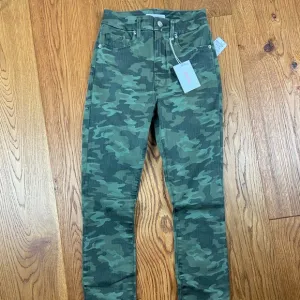 Good American Good Waist jeans, Camo Print, NWT, size 0/25