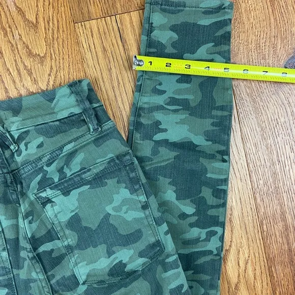 Good American Good Waist jeans, Camo Print, NWT, size 0/25
