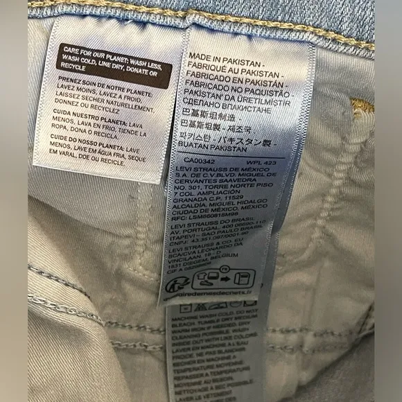 Levi’s 311 Shaping Skinny Jeans. Size 28