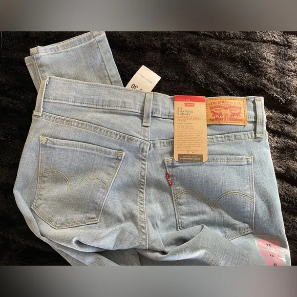 Levi’s 311 Shaping Skinny Jeans. Size 28