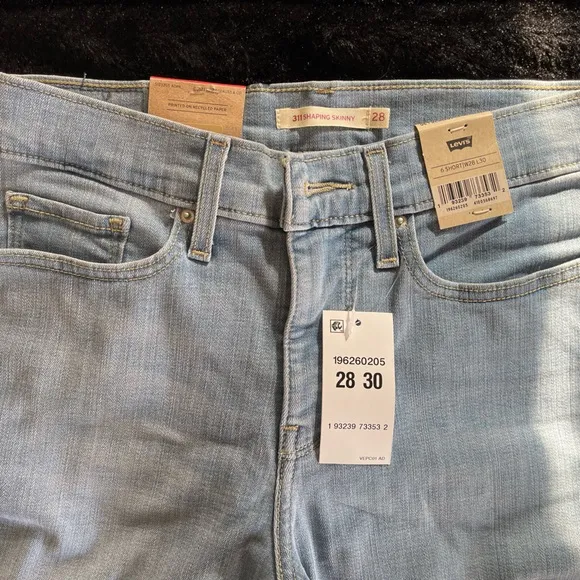 Levi’s 311 Shaping Skinny Jeans. Size 28