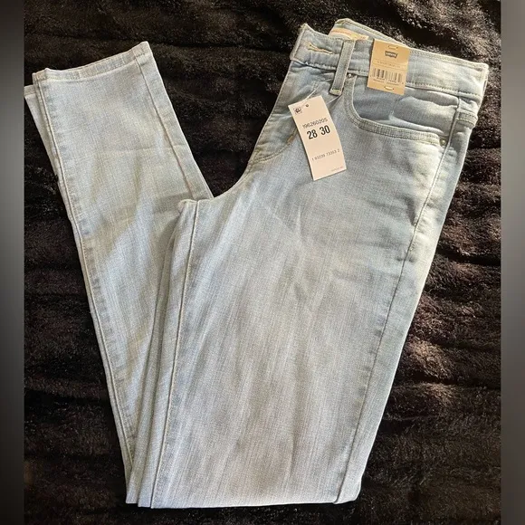 Levi’s 311 Shaping Skinny Jeans. Size 28