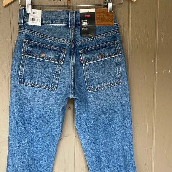 Levi’s middy ankle bootcut jeans medium wash 24x29