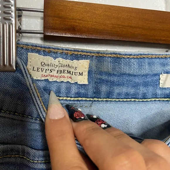 Levi’s Premium 721 High Rise Skinny Jeans Side Stripe size 27