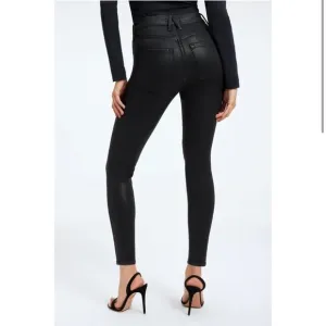 New Good American GOOD LEGS COATED JEANS Black 001 Skinny za.