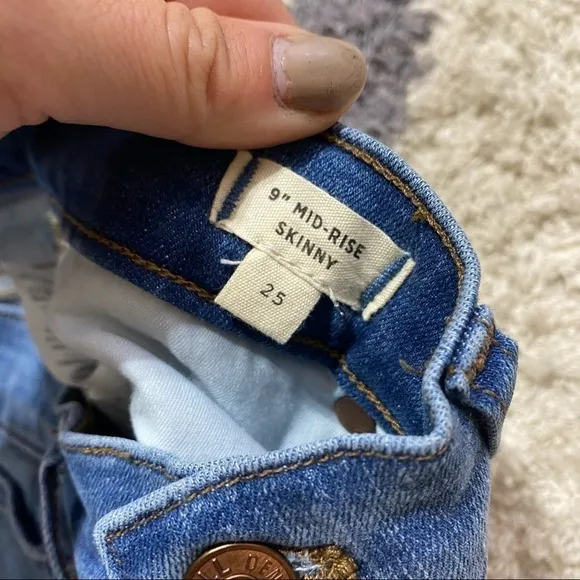 NWT Madewell 9” Mid Rise Skinny Jeans Destroyed