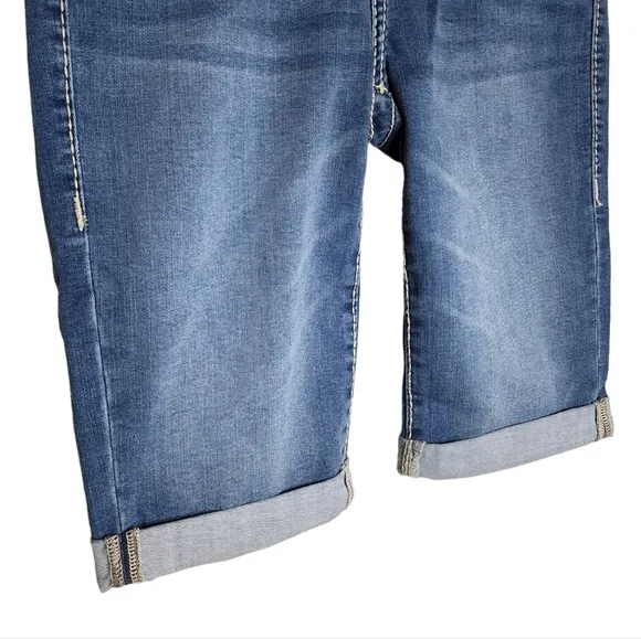 NWT True Religion Riley bermuda knee length Jean shorts.