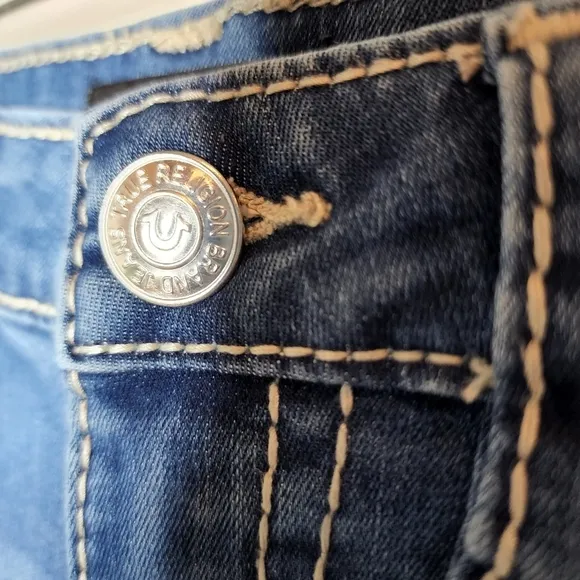 NWT True Religion Riley bermuda knee length Jean shorts.