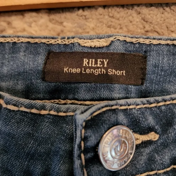 NWT True Religion Riley bermuda knee length Jean shorts.