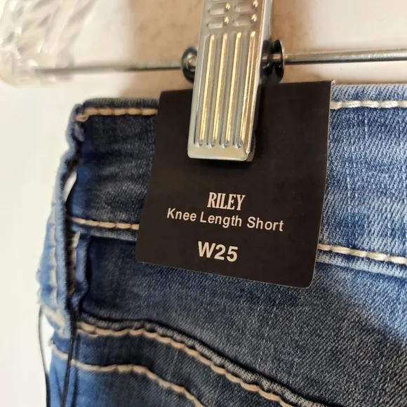 NWT True Religion Riley bermuda knee length Jean shorts.