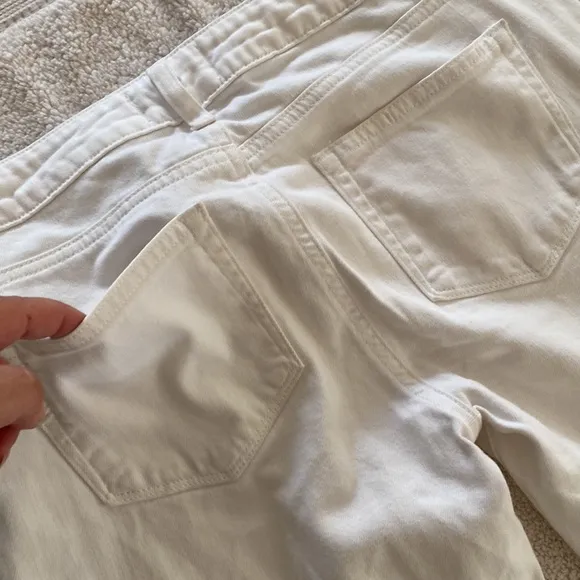 PAIGE white Jimmy Jimmy skinny jeans from Bloomingdale’s w/ front &amp; back pockets