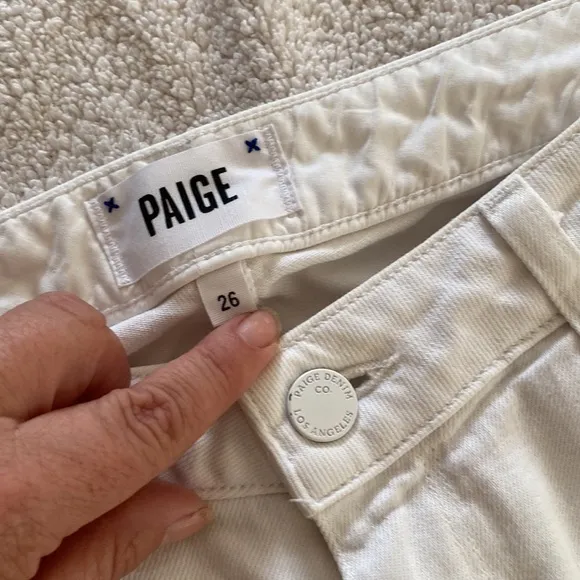 PAIGE white Jimmy Jimmy skinny jeans from Bloomingdale’s w/ front &amp; back pockets