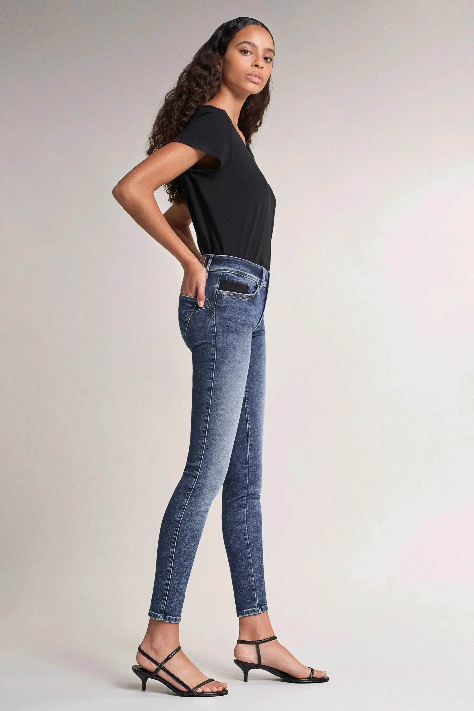Vaqueros Push Up Wonder skinny con detalle