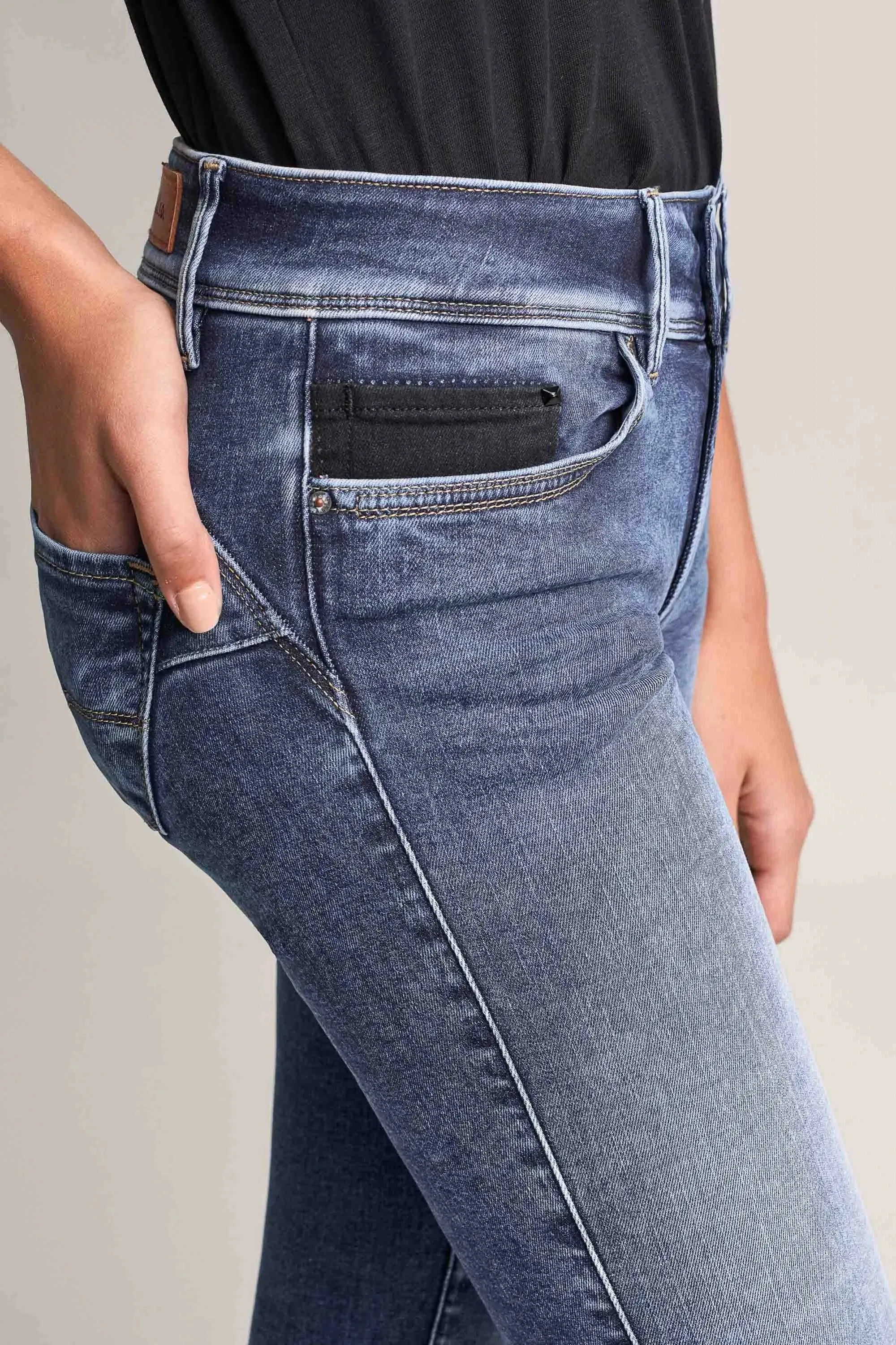 Vaqueros Push Up Wonder skinny con detalle