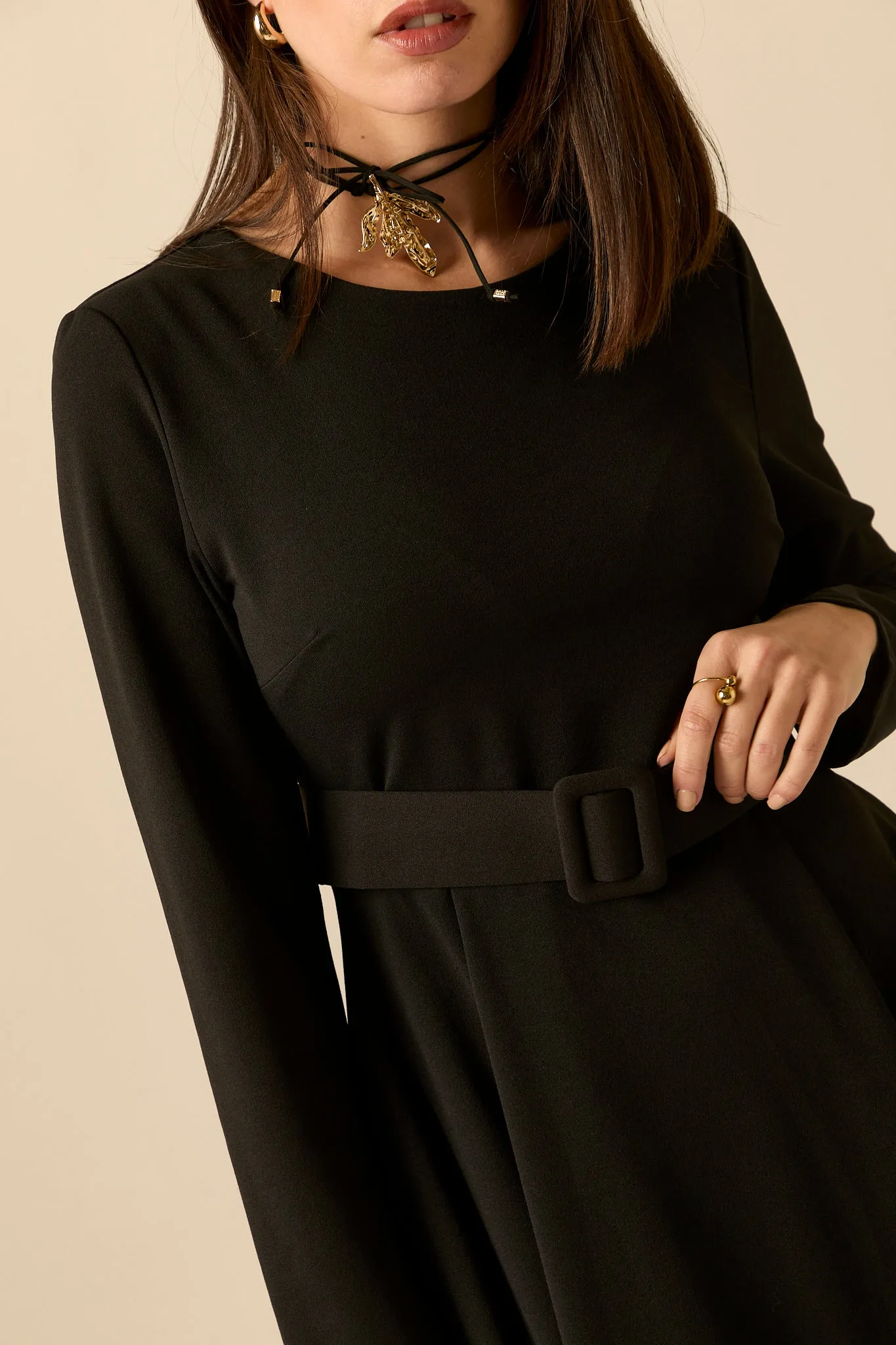 Vestido midi cinturón manga larga negro