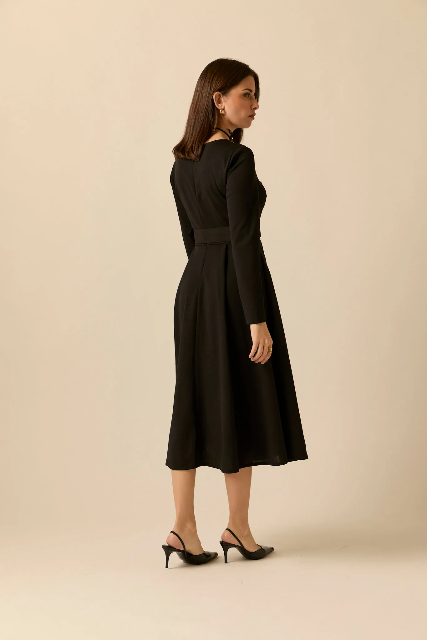 Vestido midi cinturón manga larga negro