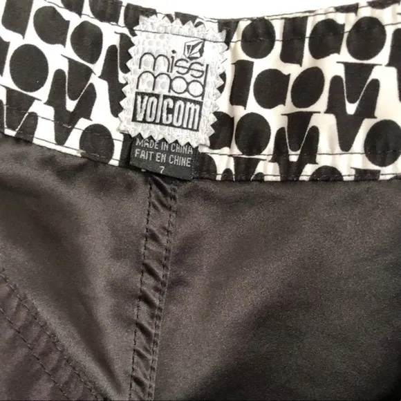 Volcom Miss Mod Black &amp; White Bermuda Trunk Surf Board Shorts Size 7