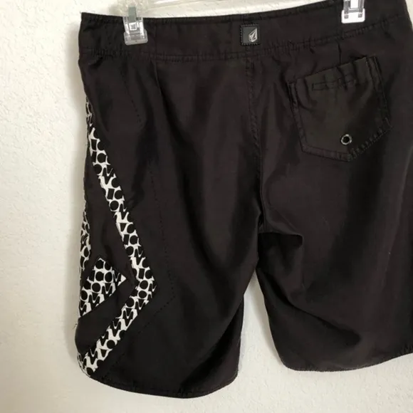 Volcom Miss Mod Black &amp; White Bermuda Trunk Surf Board Shorts Size 7