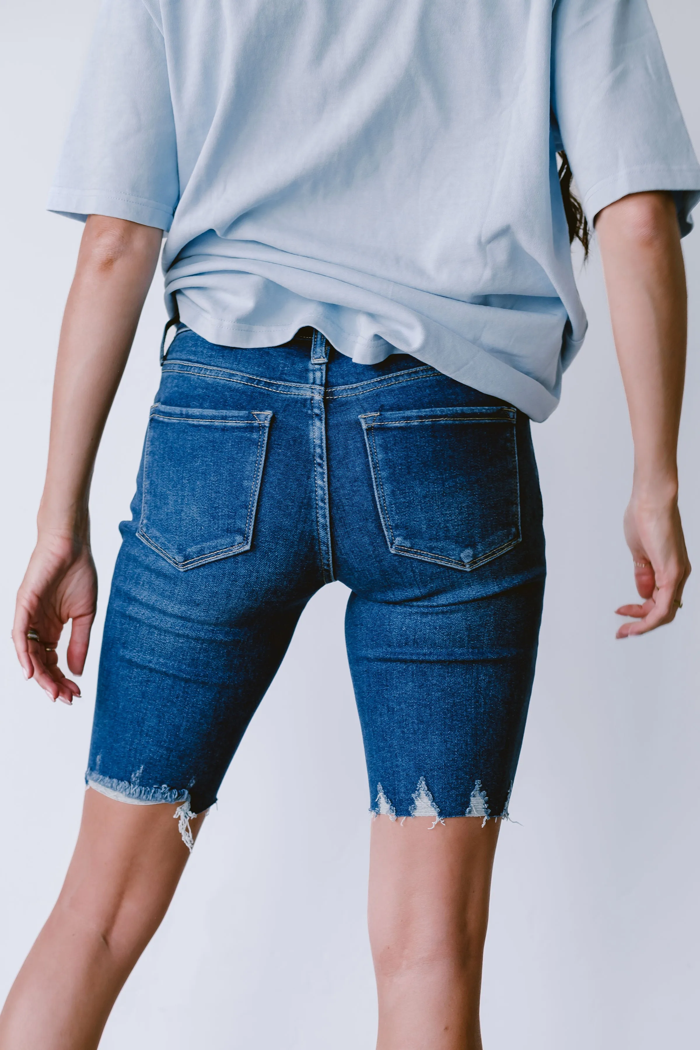 Zeyda Mid-rise Bermudas by Kancan // Dark Wash